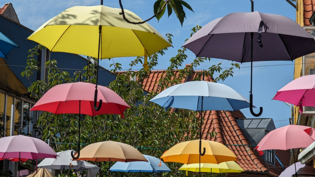 Bunte Regenschirme über der Straße_002